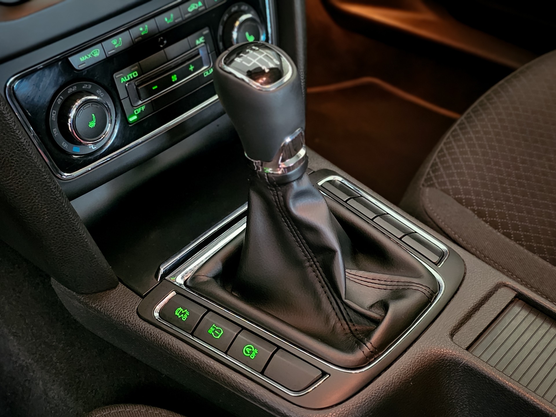 ŠKODA SUPERB 2.0 TDI 140KS – FULL OPREMA – BEZ ULAGANJA