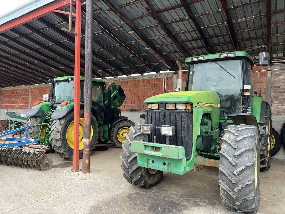 Traktor JD 8300
