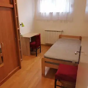 Urednoj i mirnoj studentici iznajmljuje se soba, Zagreb, centar Trešnj