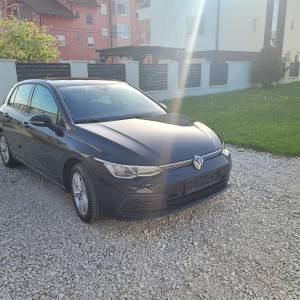 VW Golf 8 Life 1,0 eTSI DSG automatik,ALU,ACC,LANE,LED,hybrid,kamera..