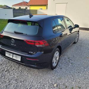 VW Golf 8 Life 1,0 eTSI DSG automatik,ALU,ACC,LANE,LED,hybrid,kamera..