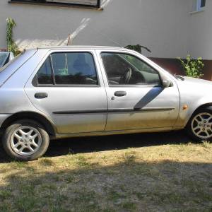 auto tehnički ispravan, motor igetriba  u super stanju sa svega 122000