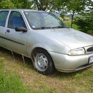 auto tehnički ispravan, motor igetriba  u super stanju sa svega 122000