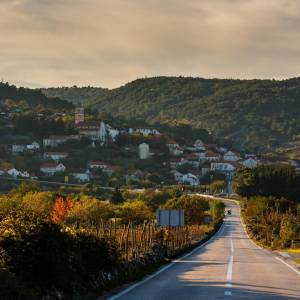 Brač, Nerežišća, građevno zemljište za prodaju,kmpletna infrastruktura