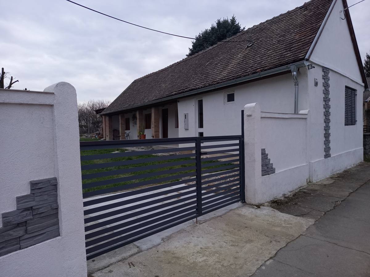 Gospodarstvo sa 2 kuće i plantažom Haskapa