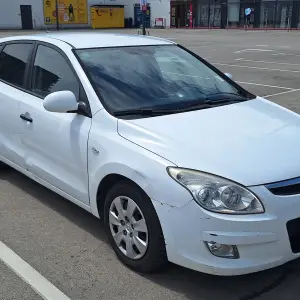 Hyundai i30, 2008. godište, 1.6 Diesel, 4 zimske, 4 ljetne gume, thule