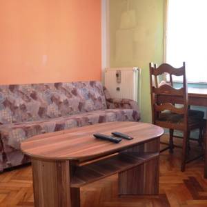 Novi Zagreb-Trokut-kuća 72 m2 i 140 m2 okućnice sa 2 parkirna mjesta !
