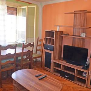 Novi Zagreb-Trokut-kuća 72 m2 i 140 m2 okućnice sa 2 parkirna mjesta !