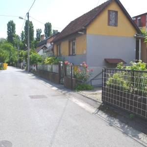 Novi Zagreb-Trokut-kuća 72 m2 i 140 m2 okućnice sa 2 parkirna mjesta !
