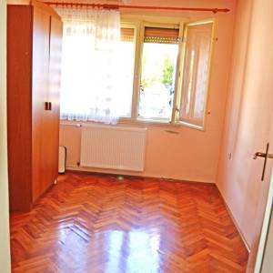 Novi Zagreb-Trokut-kuća 72 m2 i 140 m2 okućnice sa 2 parkirna mjesta !