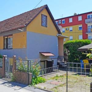 Novi Zagreb-Trokut-kuća 72 m2 i 140 m2 okućnice sa 2 parkirna mjesta !