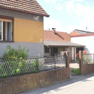 Novi Zagreb-Trokut-kuća 72 m2 i 140 m2 okućnice sa 2 parkirna mjesta !