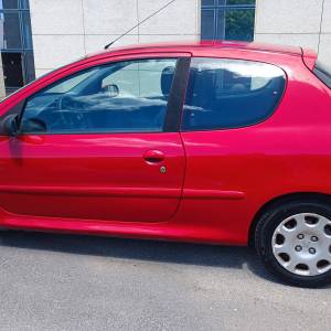 Peugeot 1.4 HDI 2005 god reg istekla nove gume hitno se prodaje mala p
