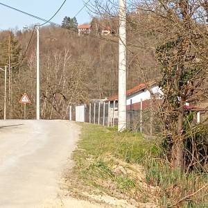 Prodaja zemljišta sa starom drvenom kućom