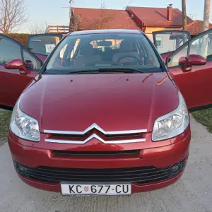 Prodaje se uscuvani Citroen C4 crveni meralik, samo 88000 km