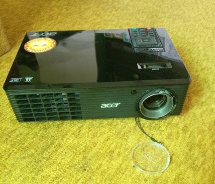Prodajem projektor Acer X110P, kao nov