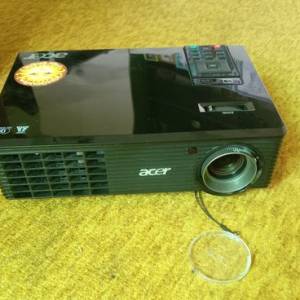 Prodajem projektor Acer X110P, kao nov