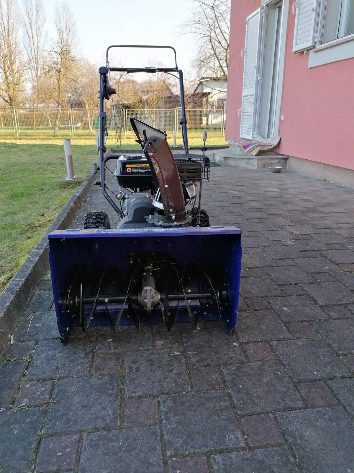 Samohodna Ralica za snijeg baca u svim smjerovima 10m