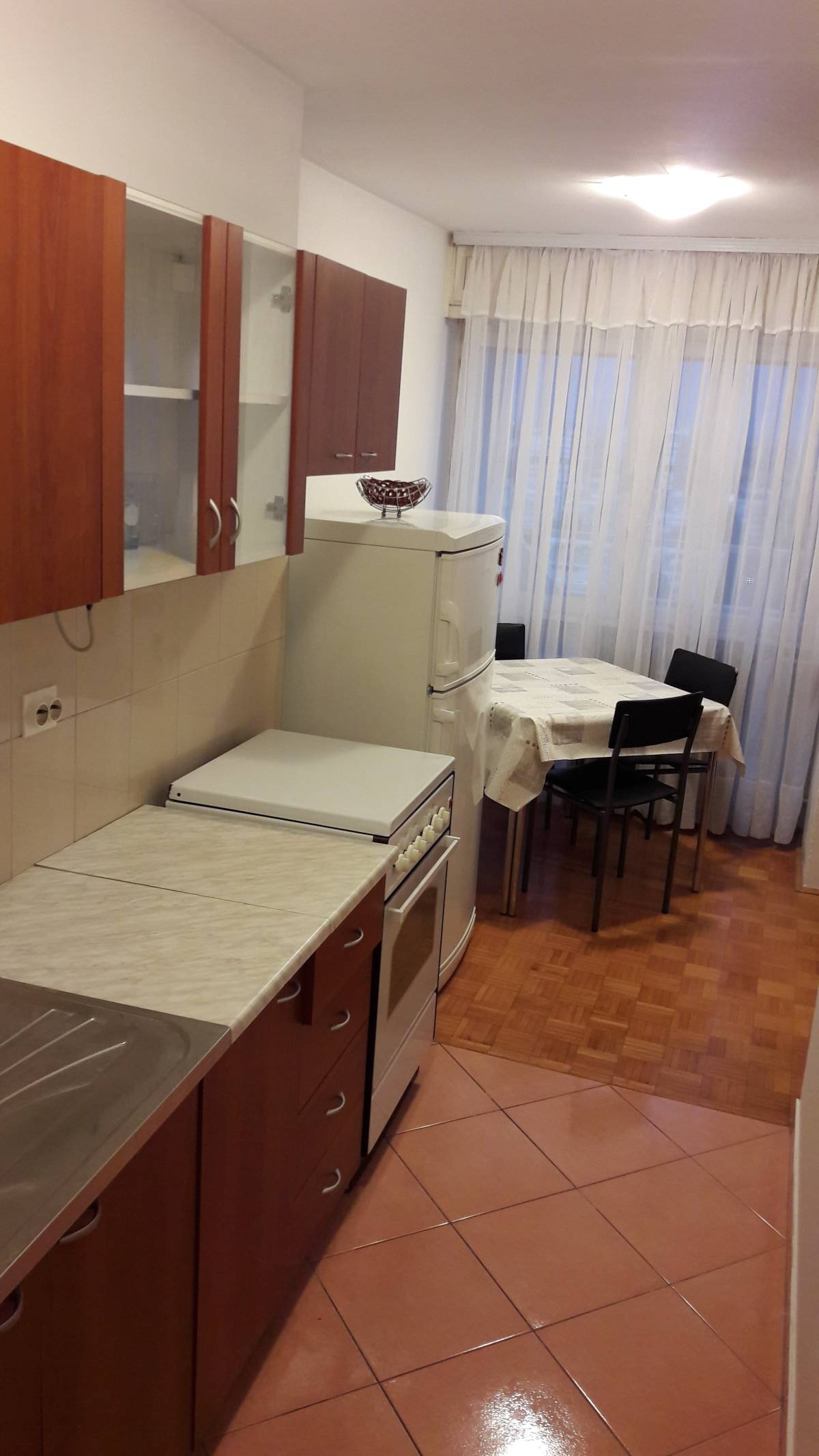Srednjaci, 41 m2, tramvaj, lift, klima, odvojena soba