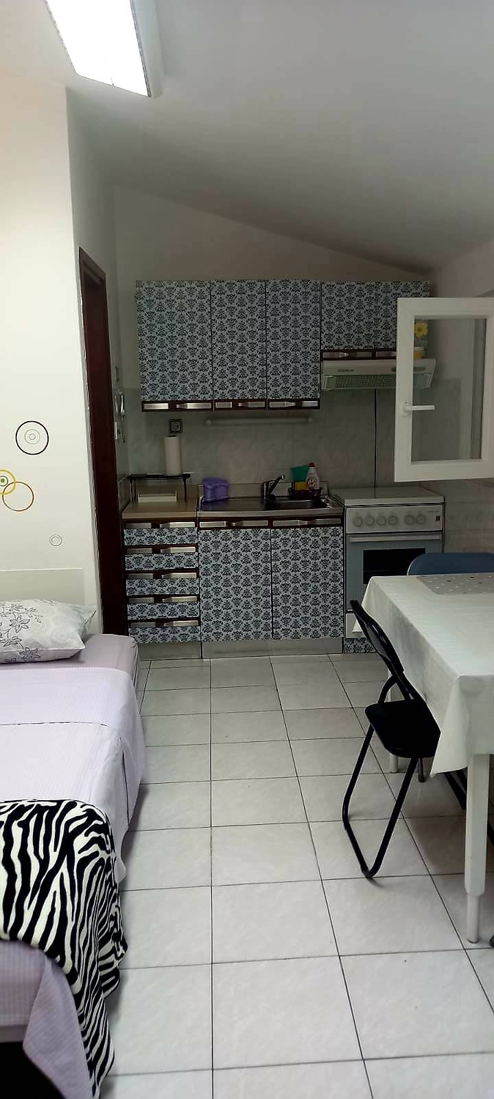 Studio apartman u Vodicama,  45 eura.