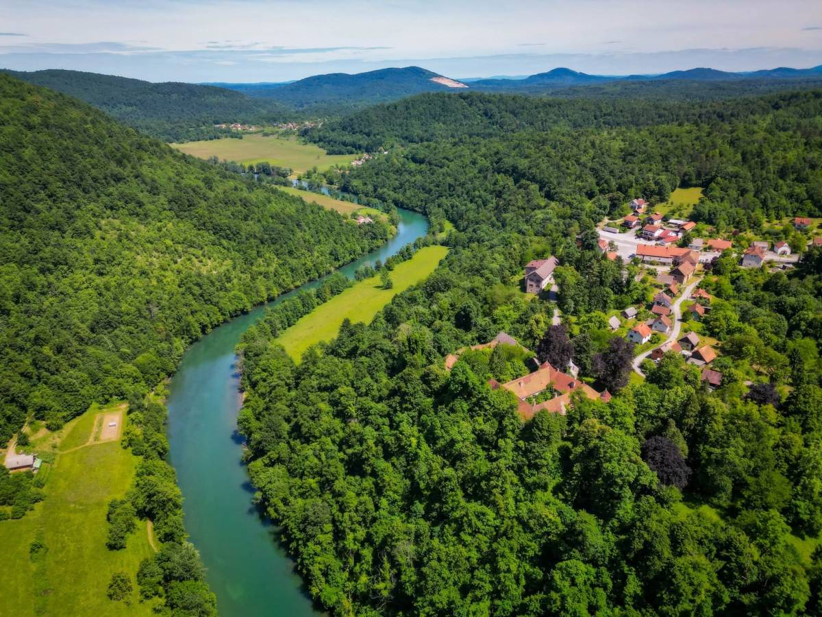 Zemljište uz rijeku Kupu