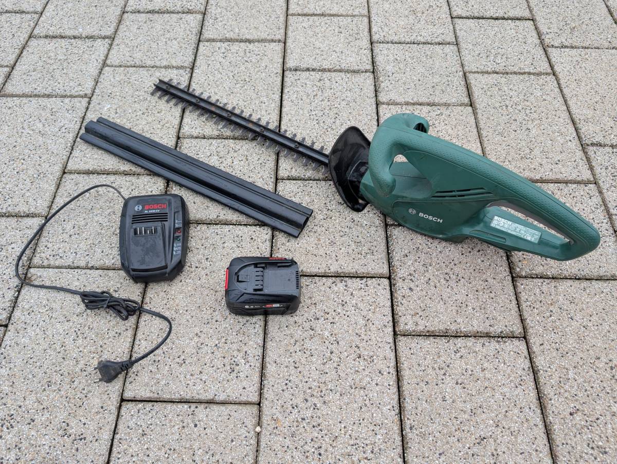 Bosch EasyHedgeCut 18-45 aku škare za živicu, punjač i baterija