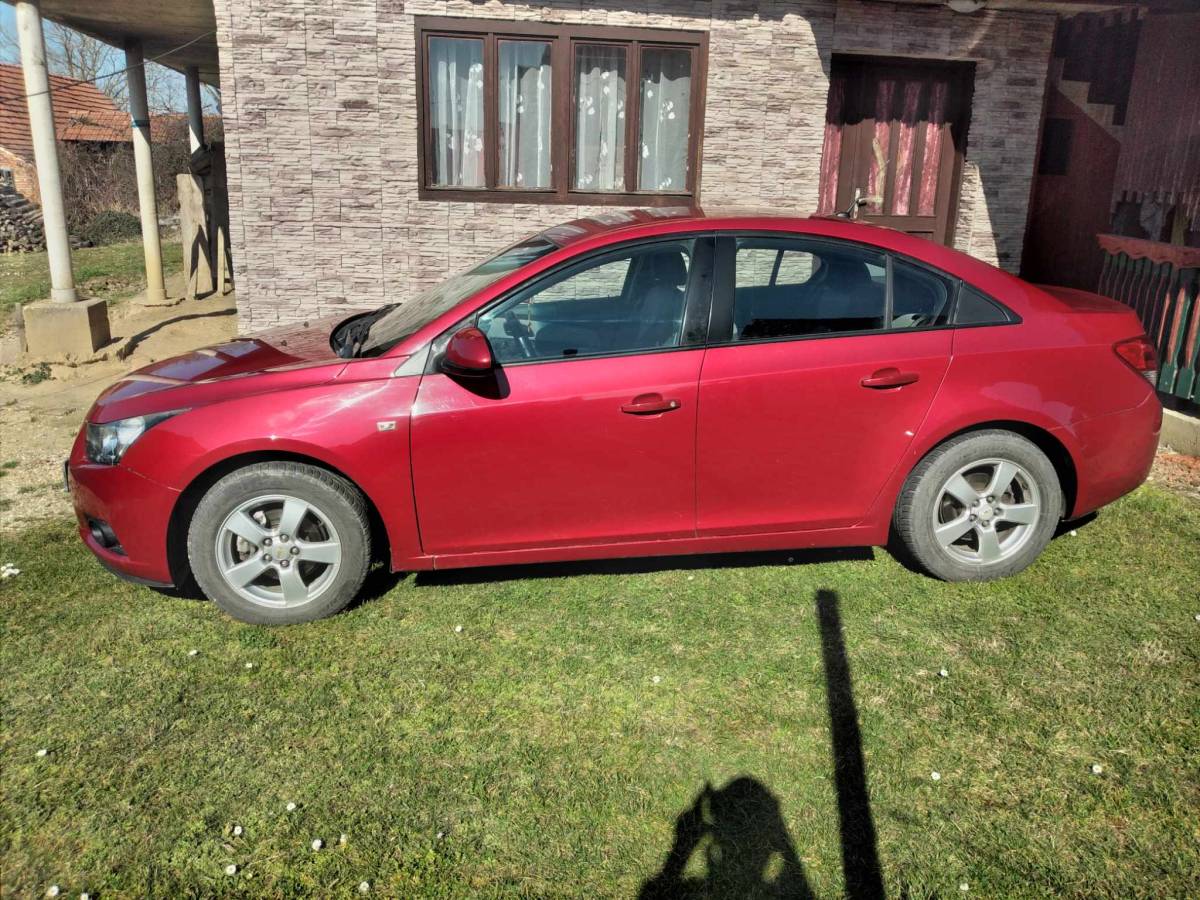 Chevrolet cruze 1.6ls+plin 2011g 180.000km  full oprema ko nov vlasnik