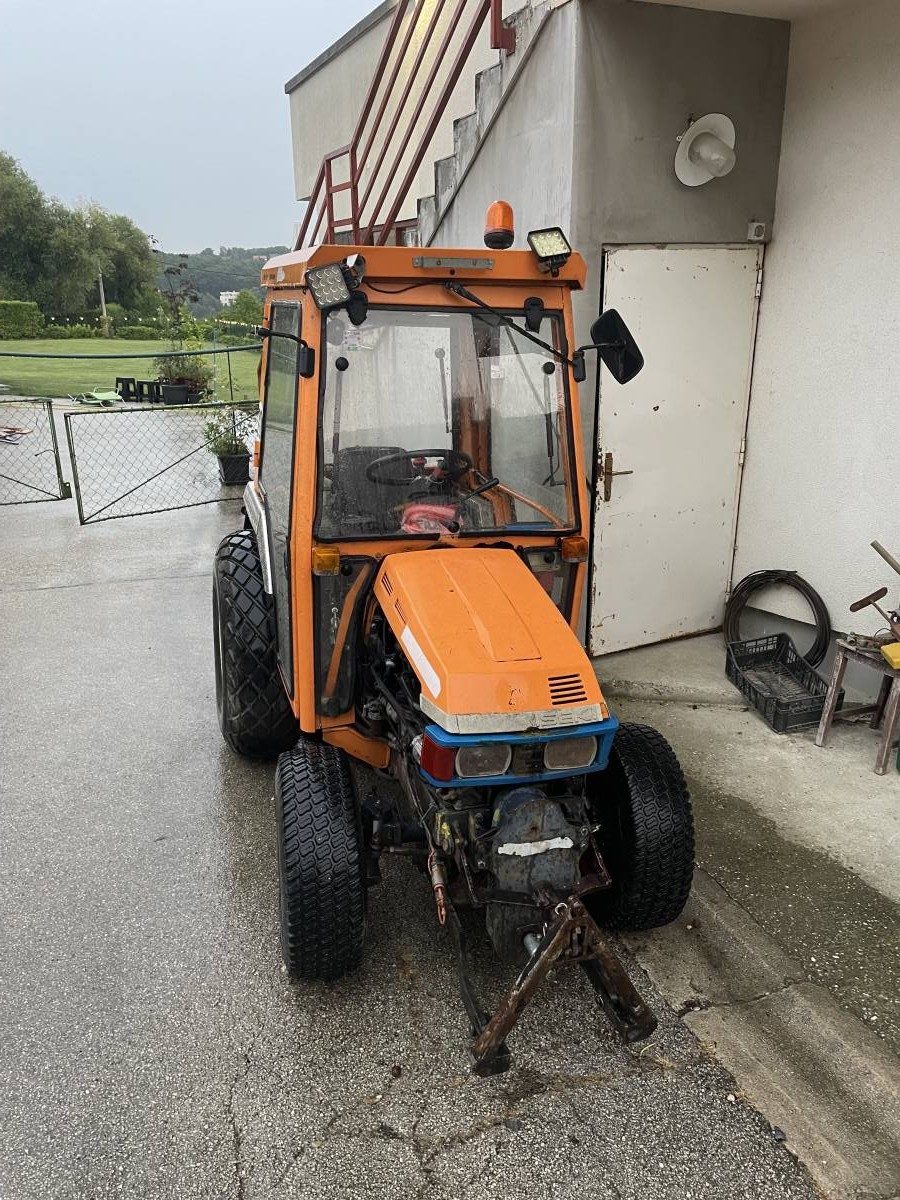 Iseki 3020 AHL, malo kompaktni komunalni traktor