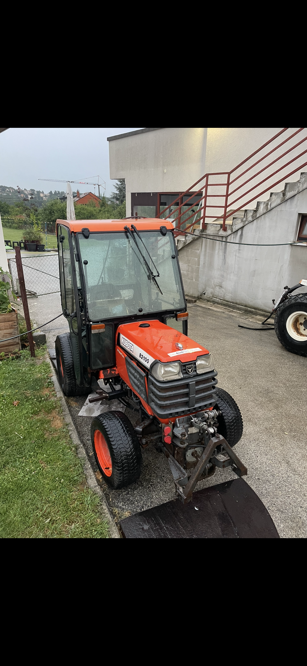 Kubota B2100 HST, mali kompaktni traktor