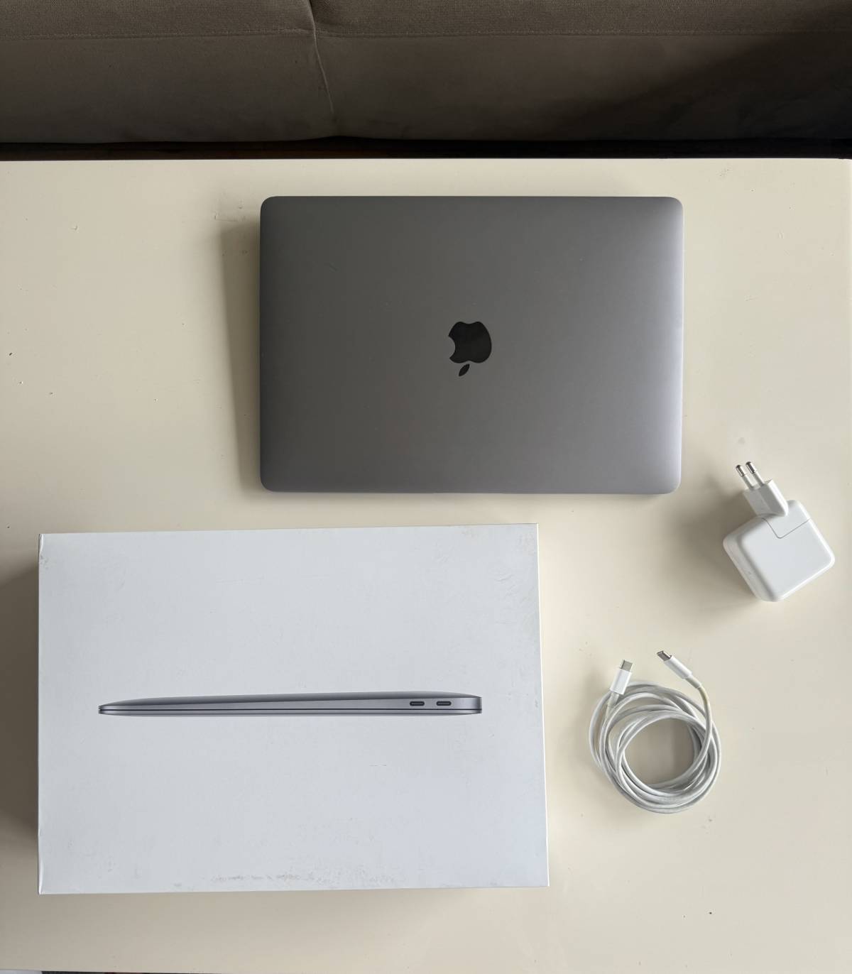 MacBook Air M1 (2020) – 8GB / 256GB – Space Gray – ODLIČNO STANJE + ku