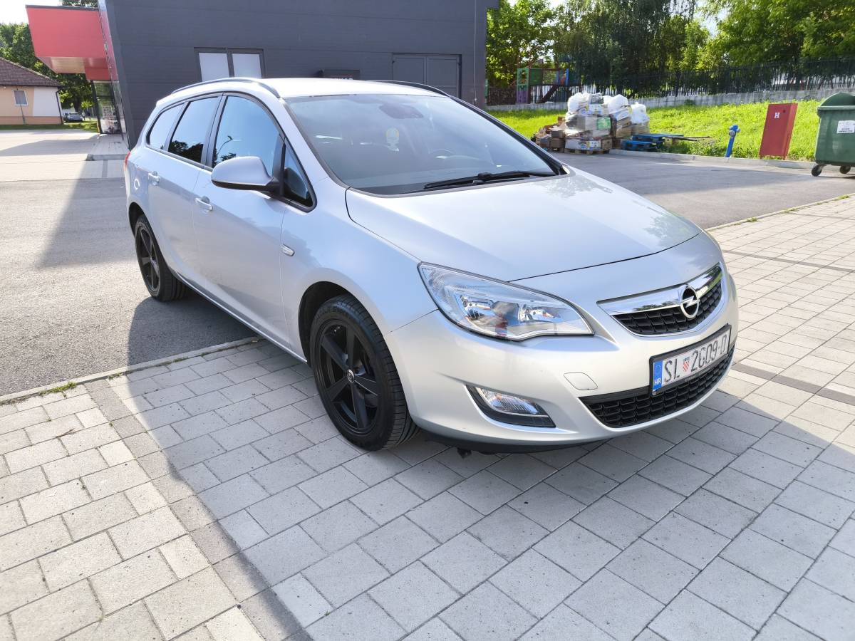 Opel Astra J 1.7 CDTI Sport Tourer 2011g.
