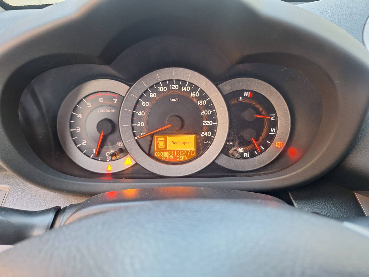 Prodajem TOYOTU RAV 4.  GRATIS MALA AUTOPRIKOLICA  REGANA