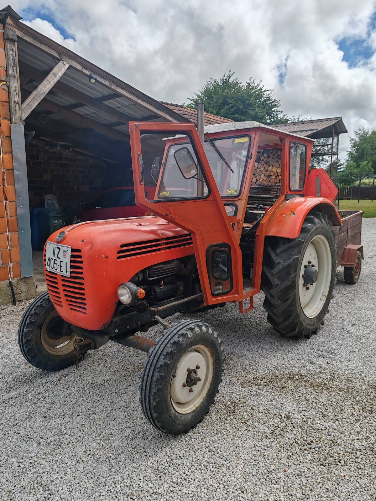 Prodajem traktor marke Steyr T288