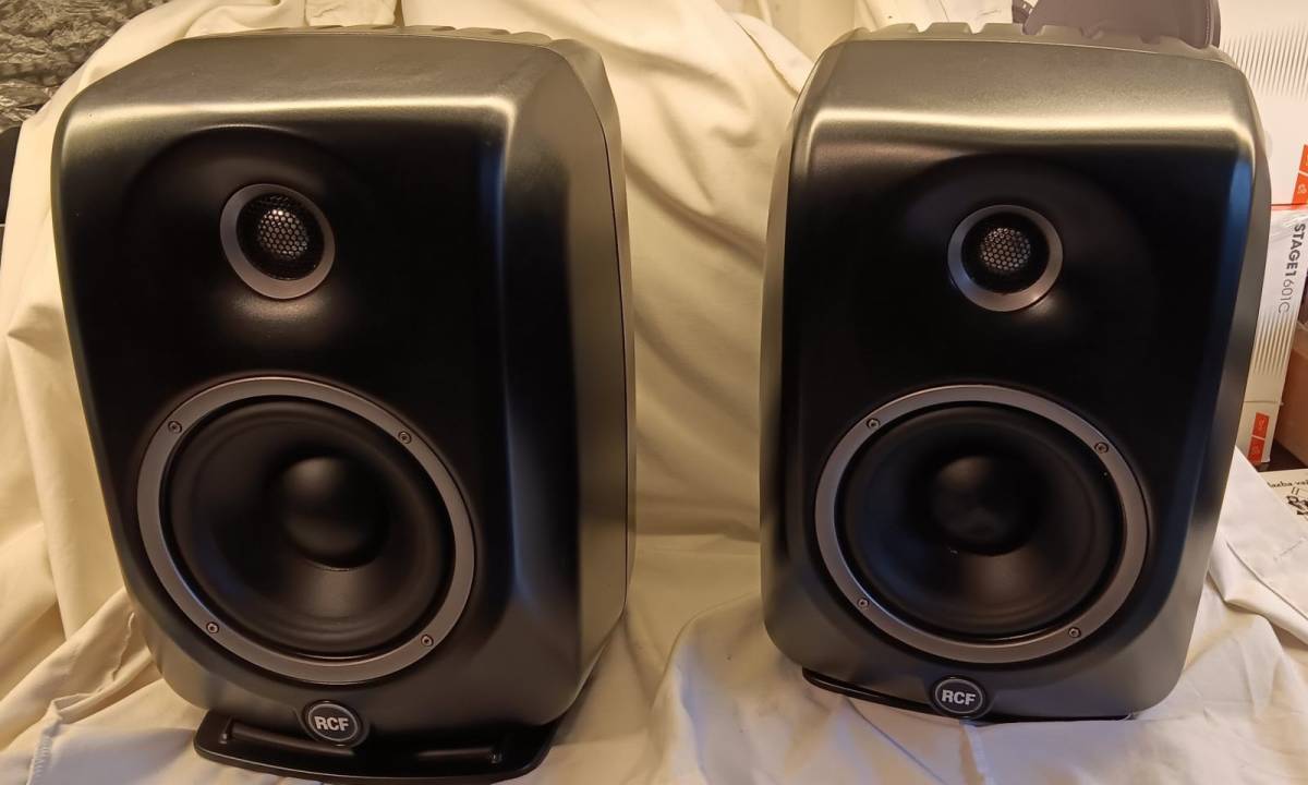 RCF MYTHO 6 ACTIVE TWO-WAY 6.5" DSP MONITOR 300W - par