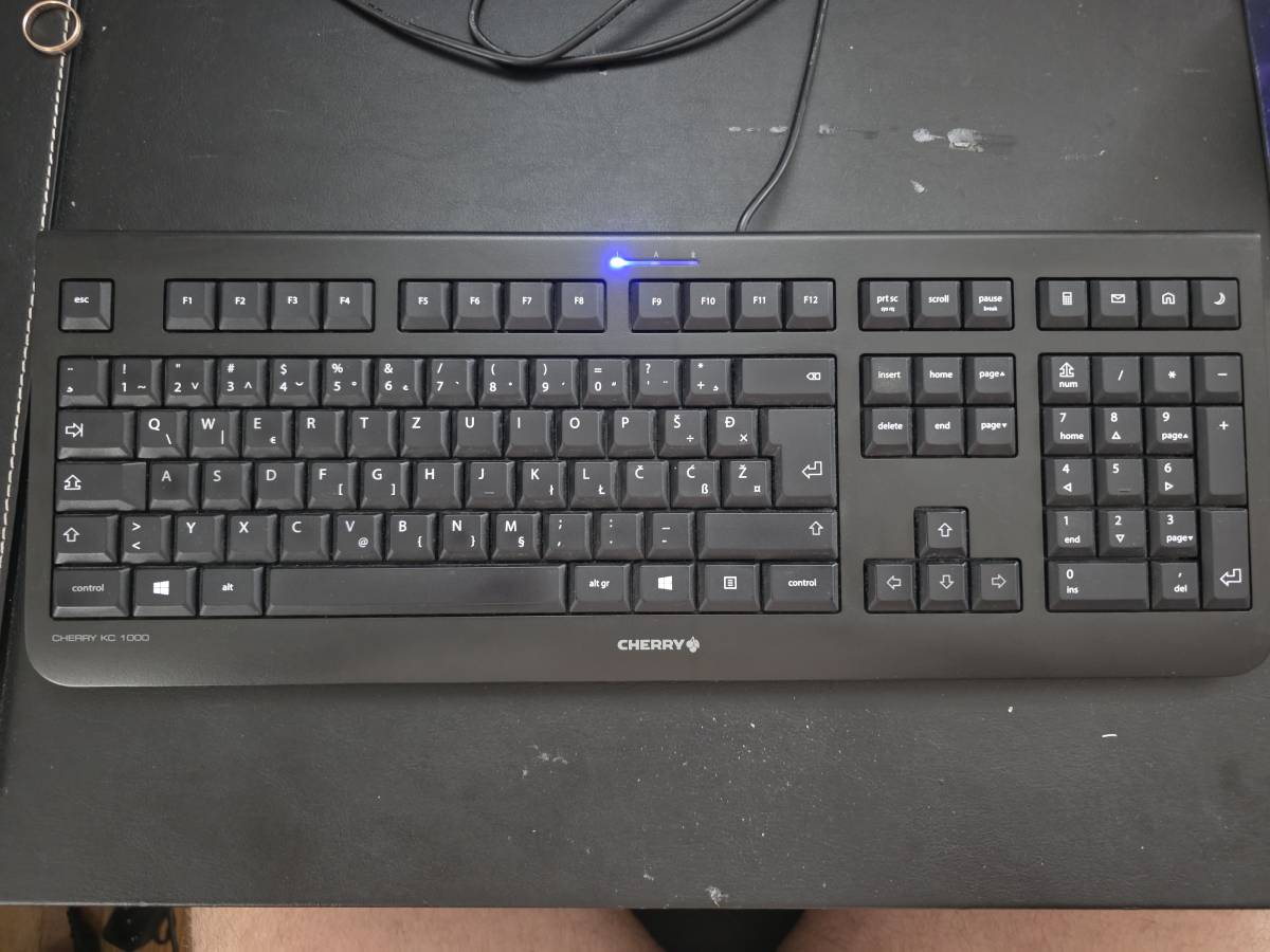 Tipkovnica Cherry KC1000 i miš Logitech B100