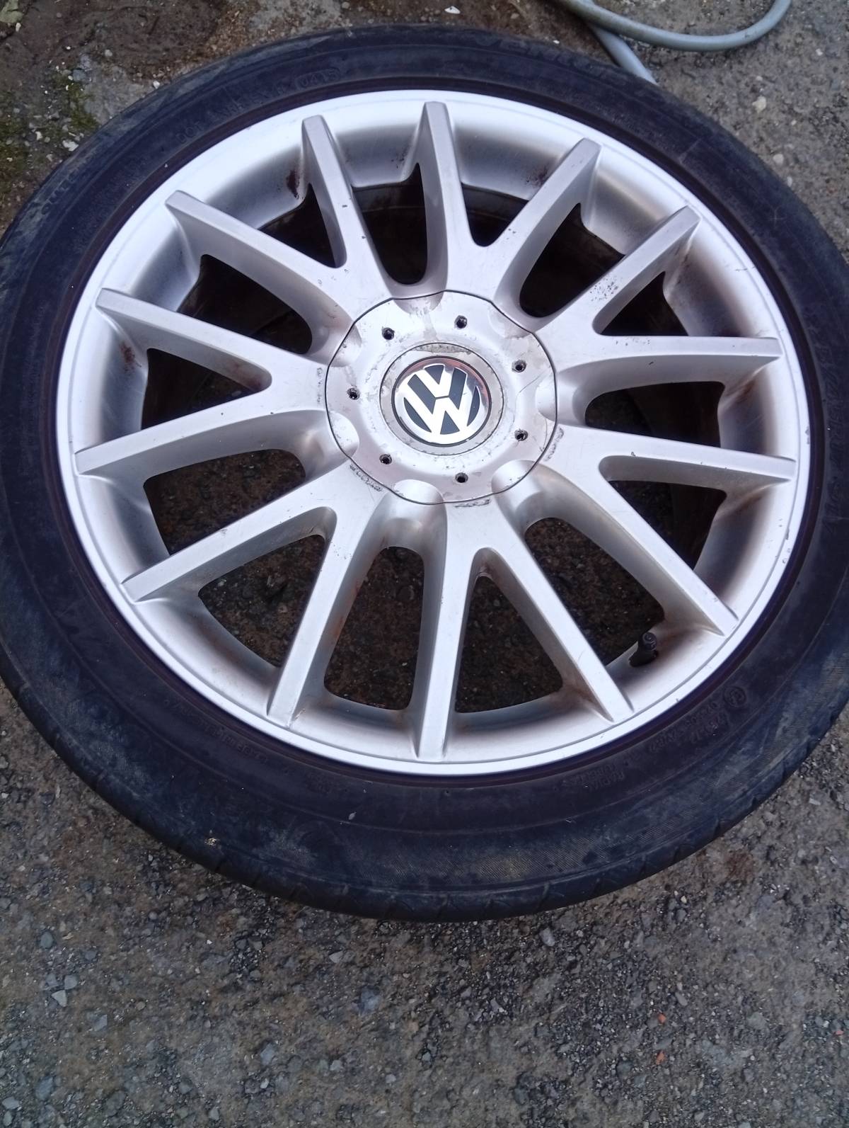 VW alu felge 17 cola sa gumama