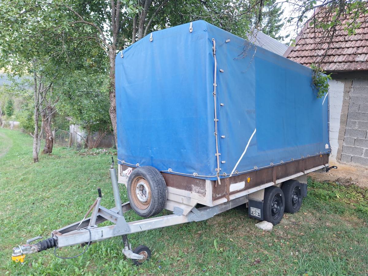 Auto prikolica 2 tone.