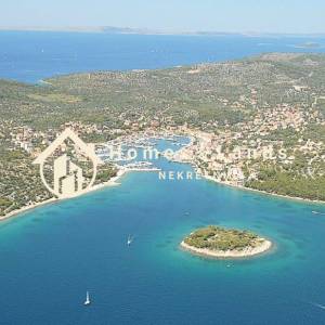 Jezera, otok Murter,prekrasno polj.zemljište 3724m2 ,100m od mora 