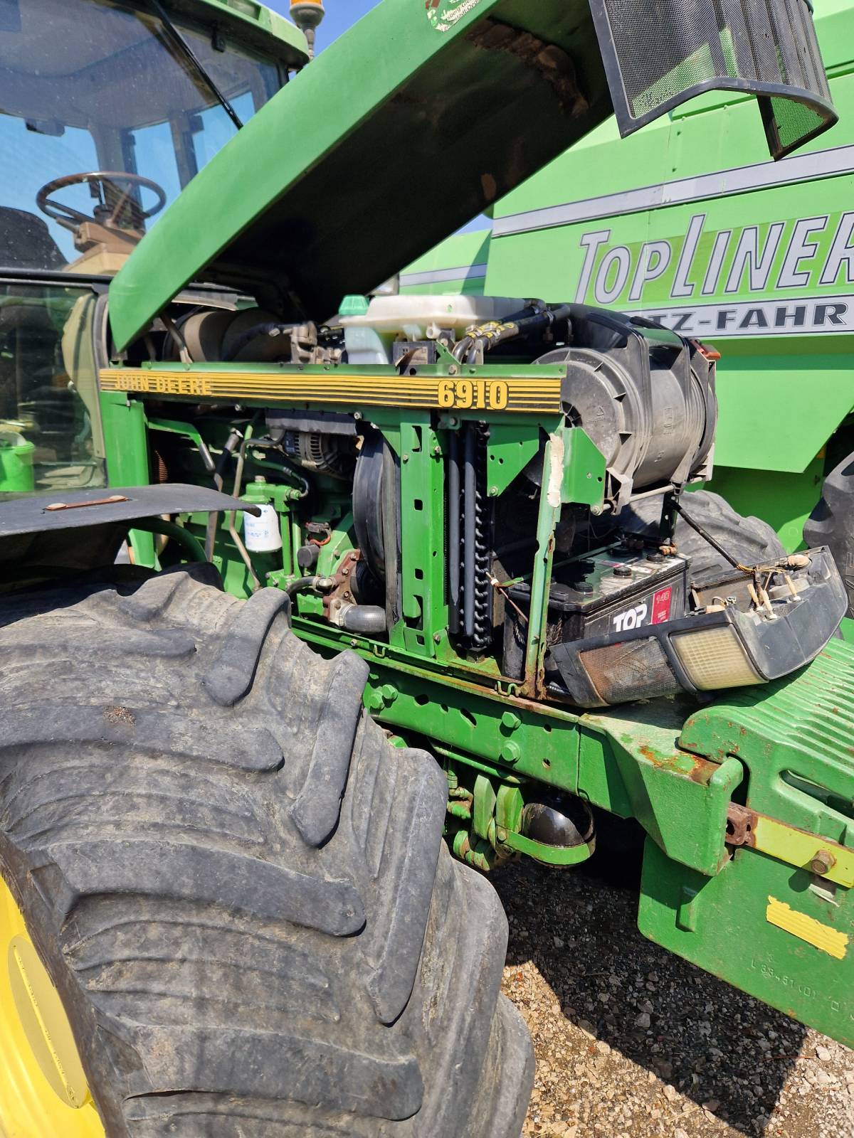 John Deere 6910