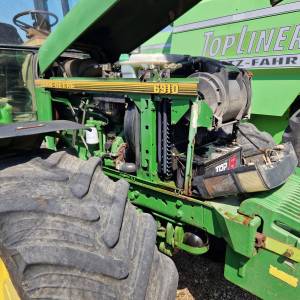 John Deere 6910