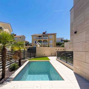 Malinska,otok Krk,penthouse (S3) s bazenom 128,47 m2 u blizini plaže