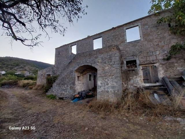 Otok Vis - Komiža ( Borovik ) kamena ruševna kuća, pogled