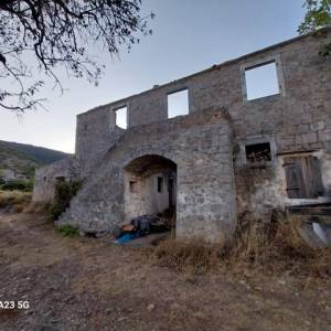 Otok Vis - Komiža ( Borovik ) kamena ruševna kuća, pogled