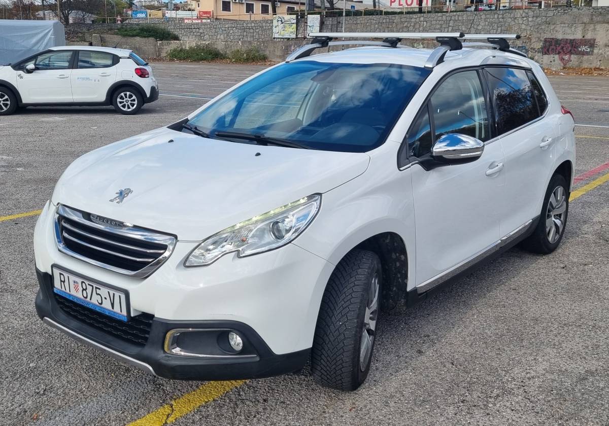 Peugeot 2008 2015. god - Kožna sjedala, Alu felge, Kuka za vuču