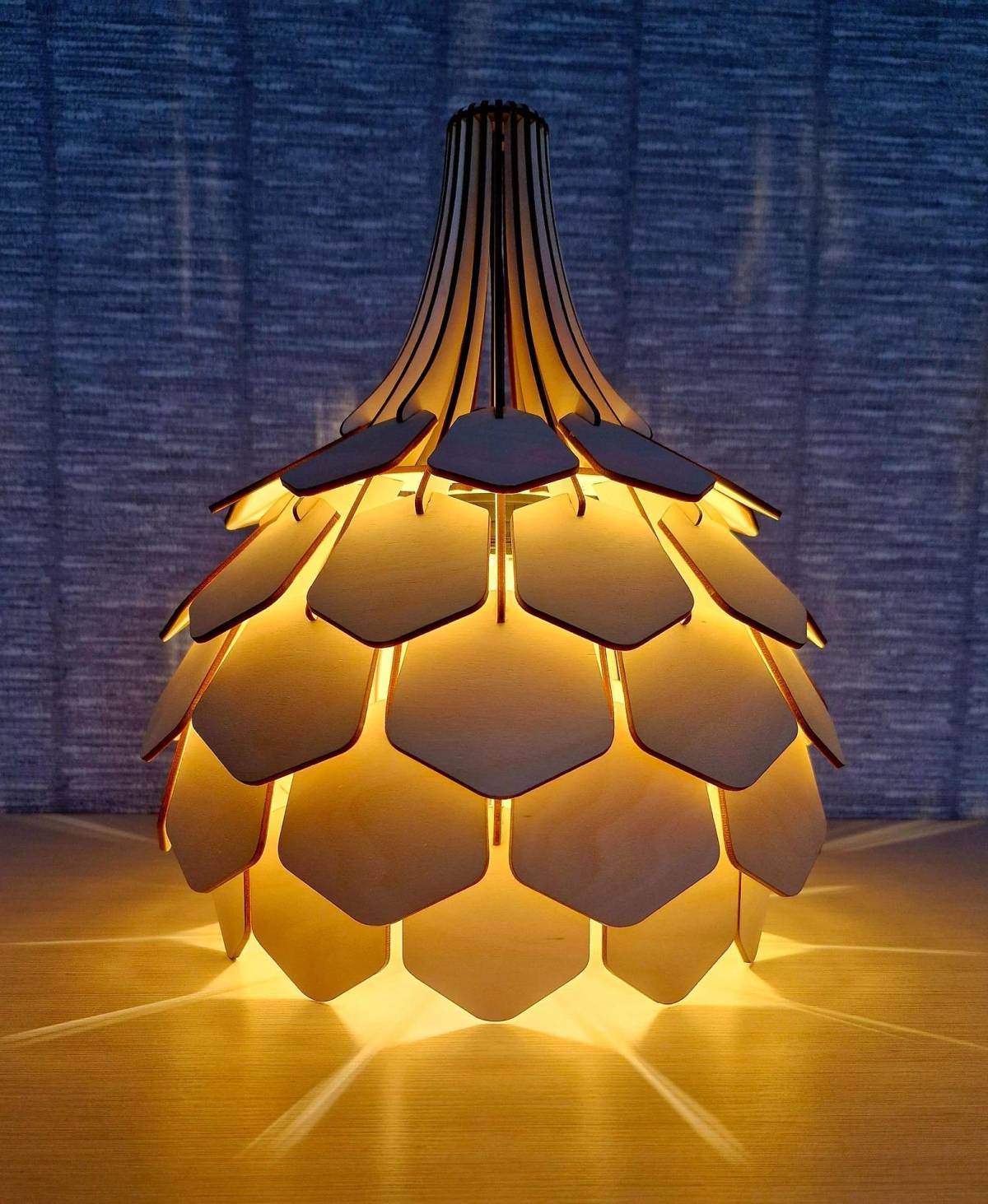 "Pine Cone" drvena viseća lampa -jedinstven dizajn