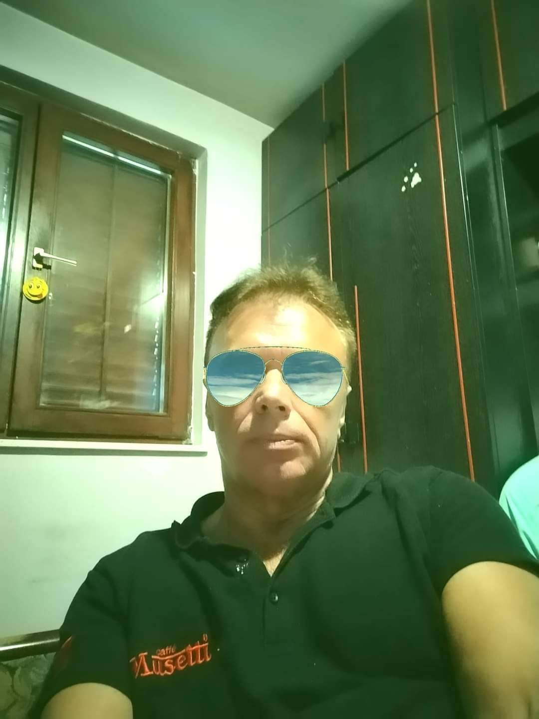Pjevačicu ,ili nadarenu početnicu,partnericu za sviranje i pjevanje