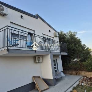 Posedarje,2-soban apartman(A2)43m2 s velikim vrtom i parkingom 