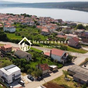 Posedarje,2-soban apartman(A2)43m2 s velikim vrtom i parkingom 