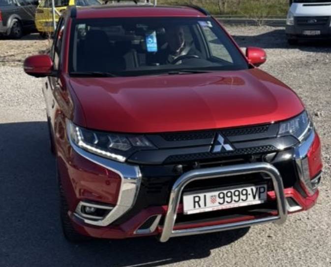 Prodajem Mitshibishi Outlander PHEV