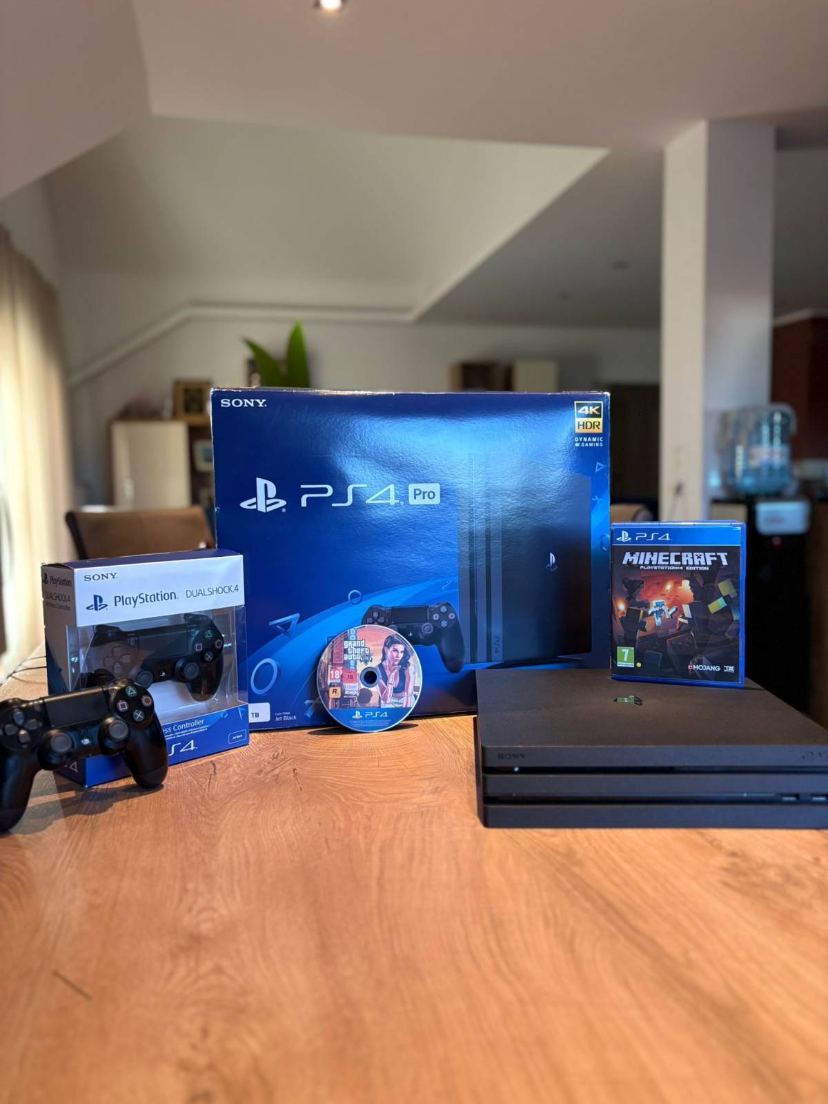 Prodajem PlayStation 4 Pro konzolu u izvrsnom stanju